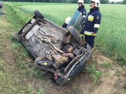 Ford fiesta dachował w Popielowie