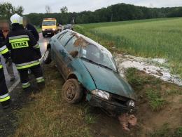 Ford fiesta dachował w Popielowie