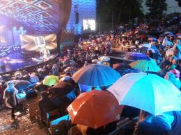 W strugach deszczu ruszył 52. Krajowy Festiwal Piosenki Polskiej