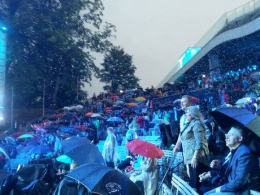 W strugach deszczu ruszył 52. Krajowy Festiwal Piosenki Polskiej