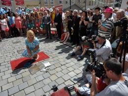 Swoją gwiazdę w Opolu ma też Helena Majdaniec. Odsłoniła ją jej bratanica - Małgorzata.
