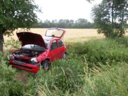 Zderzenie podczas wyprzedzania, dwa auta w rowie