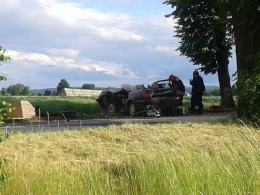 Audi uderzyło w drzewo, cztery osoby ranne
