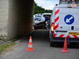 Ford uderzył w wiadukt pod autostradą