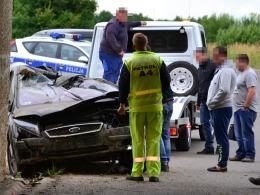 Ford uderzył w wiadukt pod autostradą