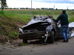 Ford uderzył w wiadukt pod autostradą