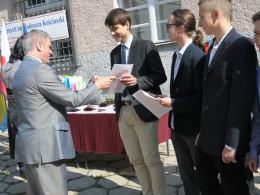 Rozpoczynają się wakacje. Czekali na nie uczniowie i nauczyciele.