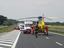 BMW dachowało na autostradzie A4. W akcji śmigłowiec LPR.