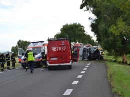 55-letni kierowca volkswagena zginął po zderzeniu z drzewem