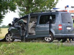 55-letni kierowca volkswagena zginął po zderzeniu z drzewem