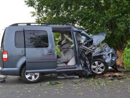 55-letni kierowca volkswagena zginął po zderzeniu z drzewem