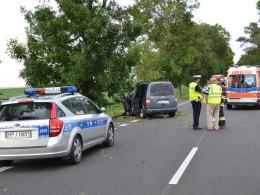55-letni kierowca volkswagena zginął po zderzeniu z drzewem
