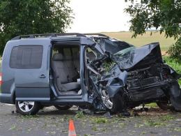 55-letni kierowca volkswagena zginął po zderzeniu z drzewem