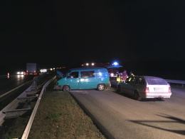 Robotnik dachował busem na zamkniętym odcinku autostrady