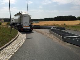 Metalowe elementy konstrukcyjne spadły z naczepy ciężarówki
