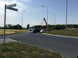 Metalowe elementy konstrukcyjne spadły z naczepy ciężarówki
