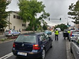Korki na ul. Piastowskiej. Strażacy wycinali konar drzewa.