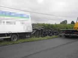 Ciężarówka wioząca piasek dachowała pod Niemodlinem