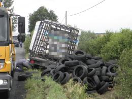 Ciężarówka wioząca piasek dachowała pod Niemodlinem