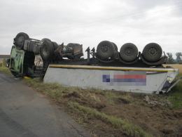 Ciężarówka wioząca piasek dachowała pod Niemodlinem