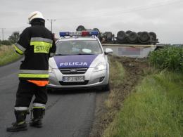 Ciężarówka wioząca piasek dachowała pod Niemodlinem