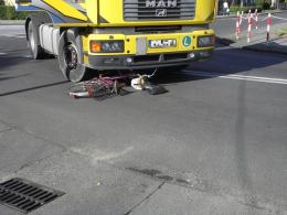 Rowerzystka wjechała pod ciężarówkę