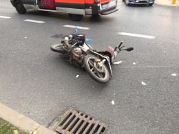 Zderzenie samochodu z motorowerem. Ranny 59-latek.
