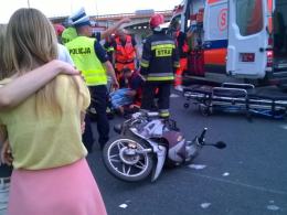 Zderzenie samochodu z motorowerem. Ranny 59-latek.
