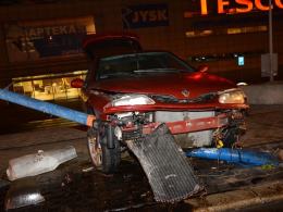 Wpadł w poślizg i uderzył w latarnię