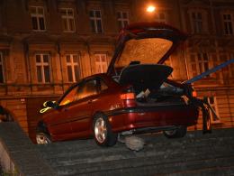 Wpadł w poślizg i uderzył w latarnię