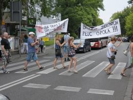 Kilkaset osób protestowało przeciw nowej trasie przez Pasiekę