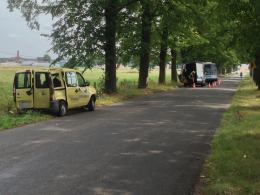 Autobus zderzył się z autem, po czym uderzył w drzewo