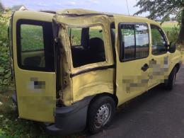 Autobus zderzył się z autem, po czym uderzył w drzewo