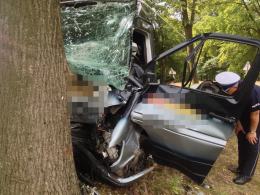 Autobus zderzył się z autem, po czym uderzył w drzewo