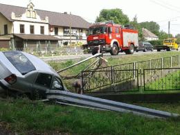 Kierowca renault zasnął za kierownicą i wjechał do rowu