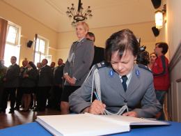 Nadinsp. Irena Doroszkiewicz witana z honorami w opolskiej komendzie