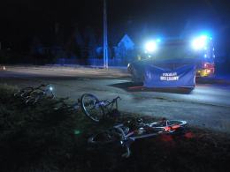 Kierowca wjechał w rowerzystów i uciekł. Jedna osoba nie żyje.