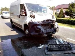 Dostawczy bus zderzył się z ciężarówką