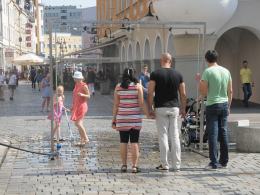 Pierwszy zamgławiacz już chłodzi przechodniów na rynku