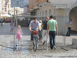 Pierwszy zamgławiacz już chłodzi przechodniów na rynku
