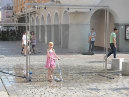 Pierwszy zamgławiacz już chłodzi przechodniów na rynku