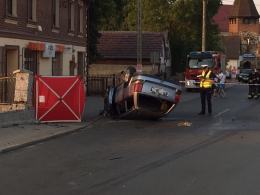 30-letni kierowca nie żyje po dachowaniu w Chróścinie