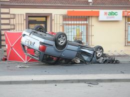 30-letni kierowca nie żyje po dachowaniu w Chróścinie