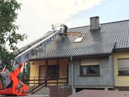 Podmuch wiatru uszkodził dach domu w Opolu-Bierkowicach