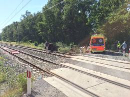 Samochód wjechał pod pociąg na niestrzeżonym przejeździe kolejowym