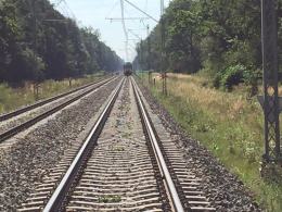 Samochód wjechał pod pociąg na niestrzeżonym przejeździe kolejowym