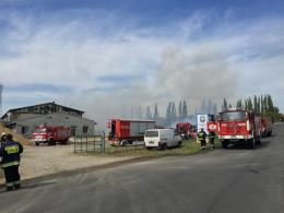 Ogromny pożar zakładu produkcyjnego w Leśnicy