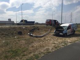 Kierowca ściął latarnię przy obwodnicy i dachował