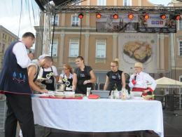 Opolski rynek pełen smakowitych potraw
