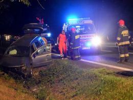 Opel wjechał do rowu w lesie pod Dąbrową